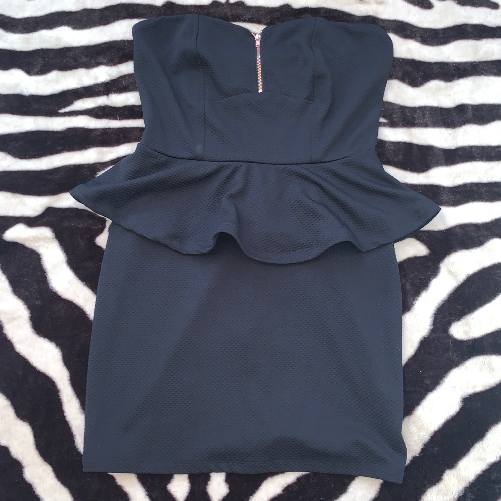 Cute strapless black dress!